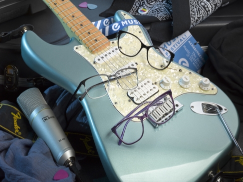 fotografia producto gafas sobre guitarra electrica eva casado